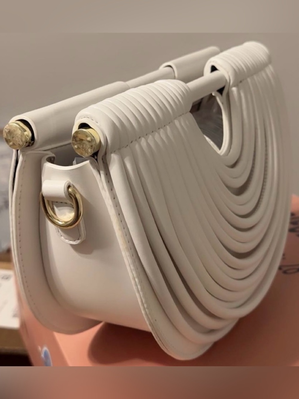 Elegant Cream Shoulder Bag with Gold Hardware - Picture 4 of 4